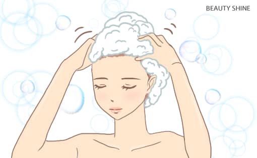 頭皮を洗う女性